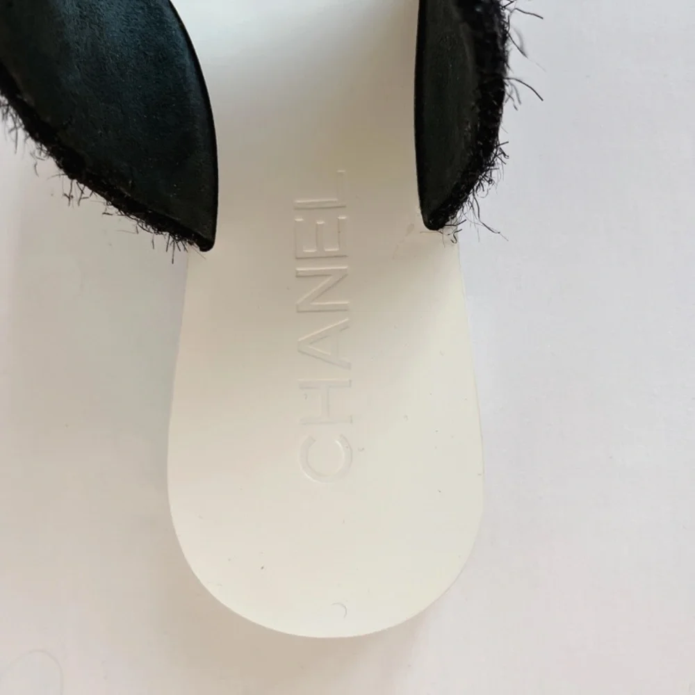 CHANEL CC logo sandals